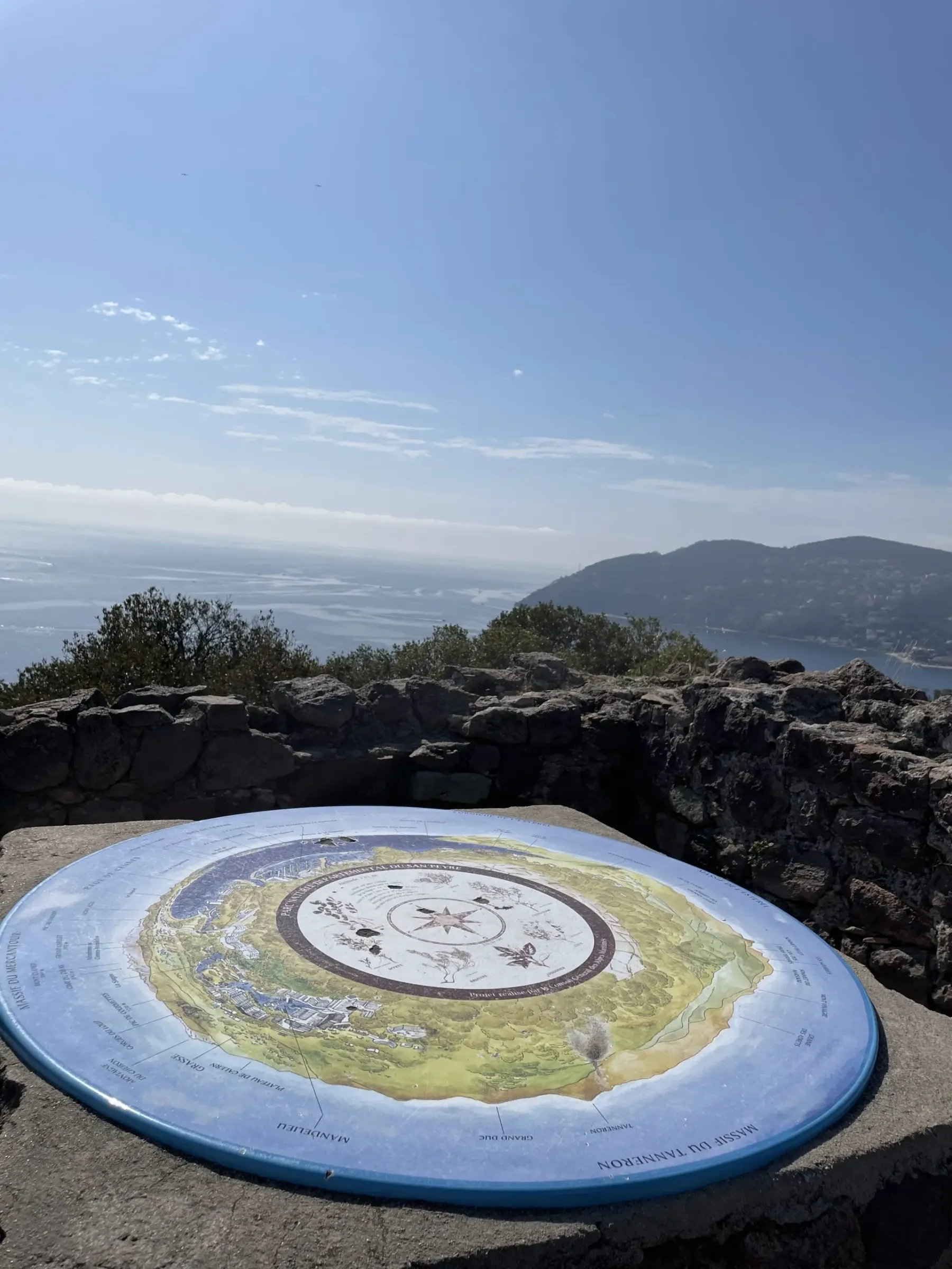 Circular panoramic map from an elevated viewpoint with a view of the sea and the hills