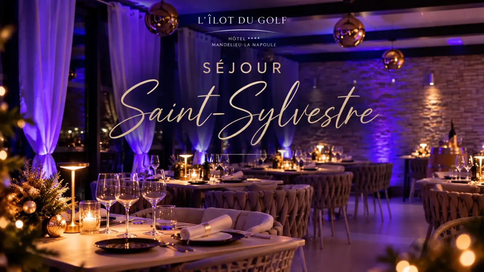 Salle de restaurant élégamment décorée pour un dîner de Saint-Sylvestre avec tables dressées, verres et bougies