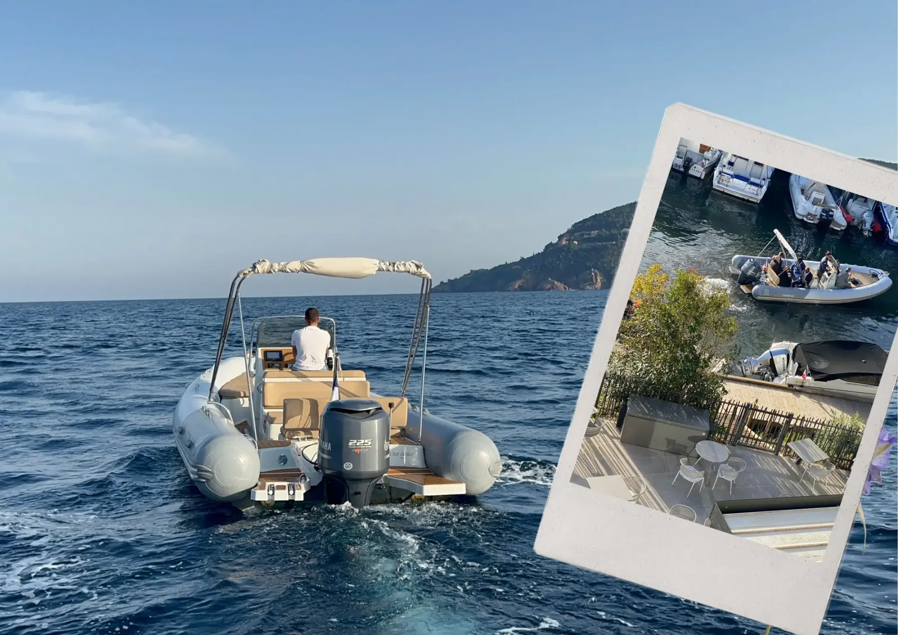 Un homme conduit un bateau à moteur sur une mer calme avec une photo collée montrant un autre bateau et une terrasse